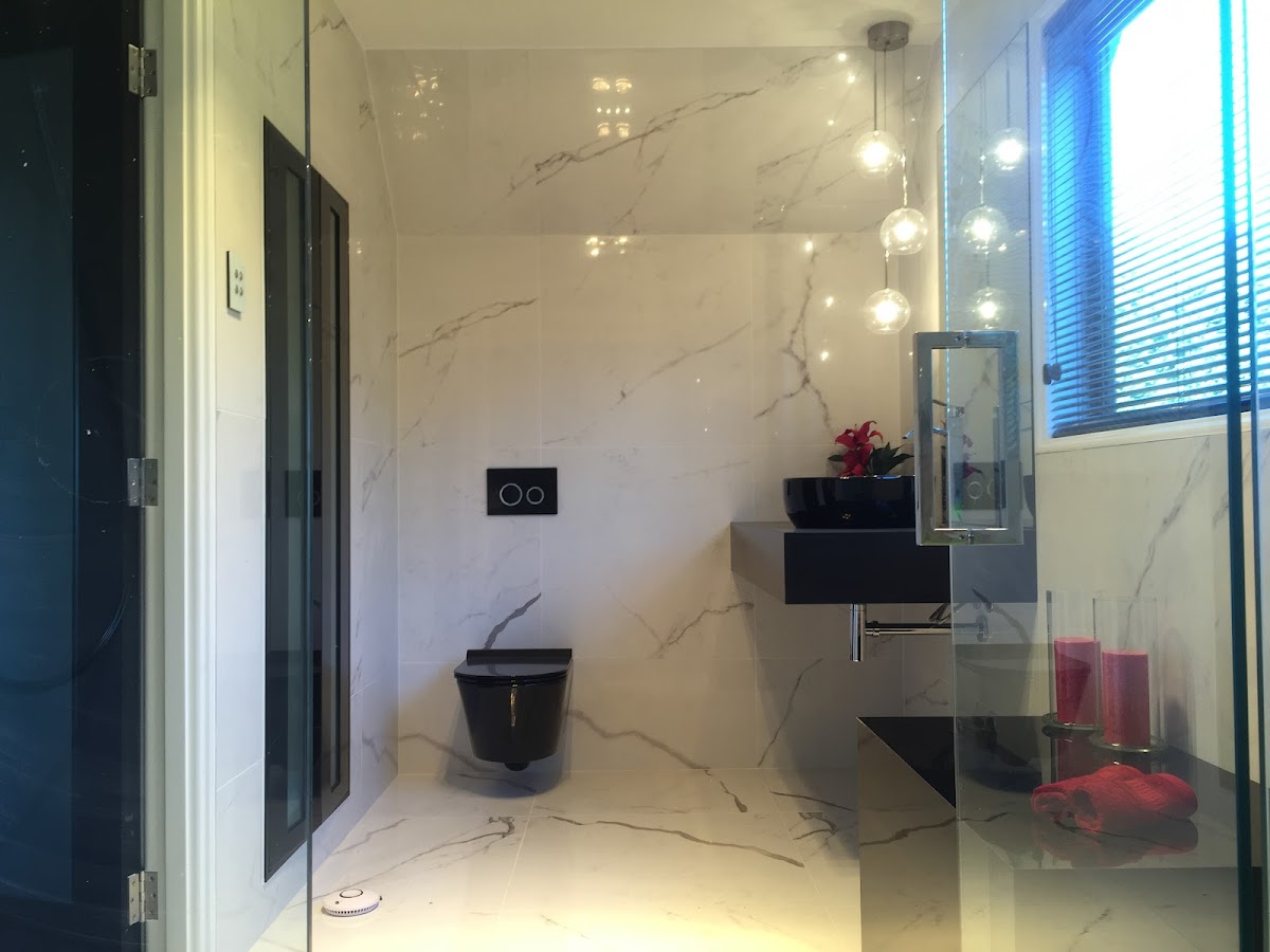 White marble ensuite with cluster pendant lights